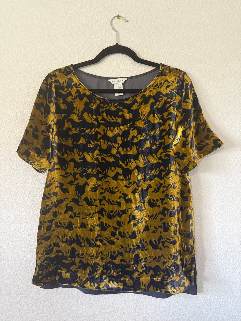 Sundance Gold & Black Velvet Short Sleeve Tee horses print Silk Blend PW2